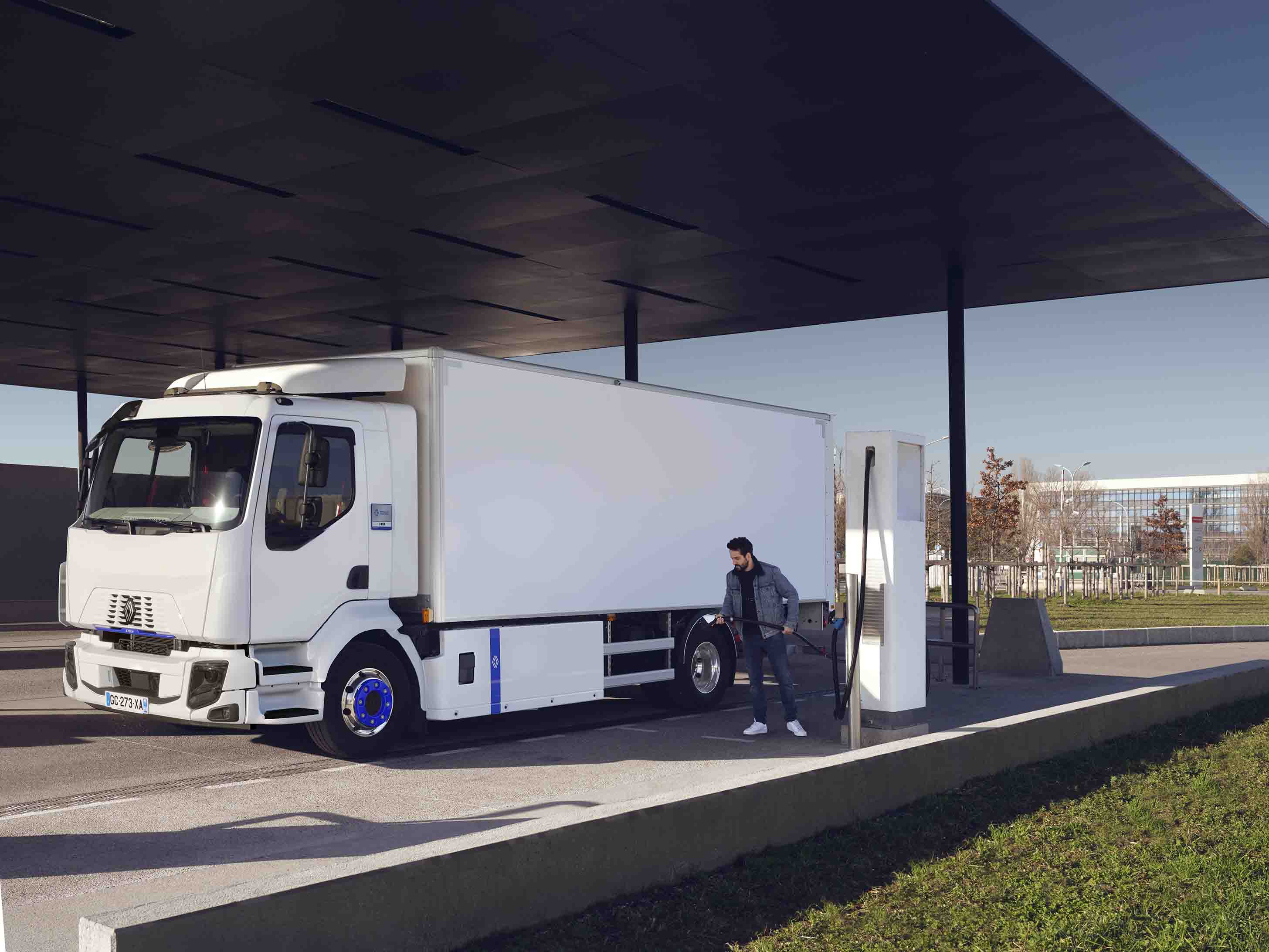 Renault Trucks E-Tech D's charging !